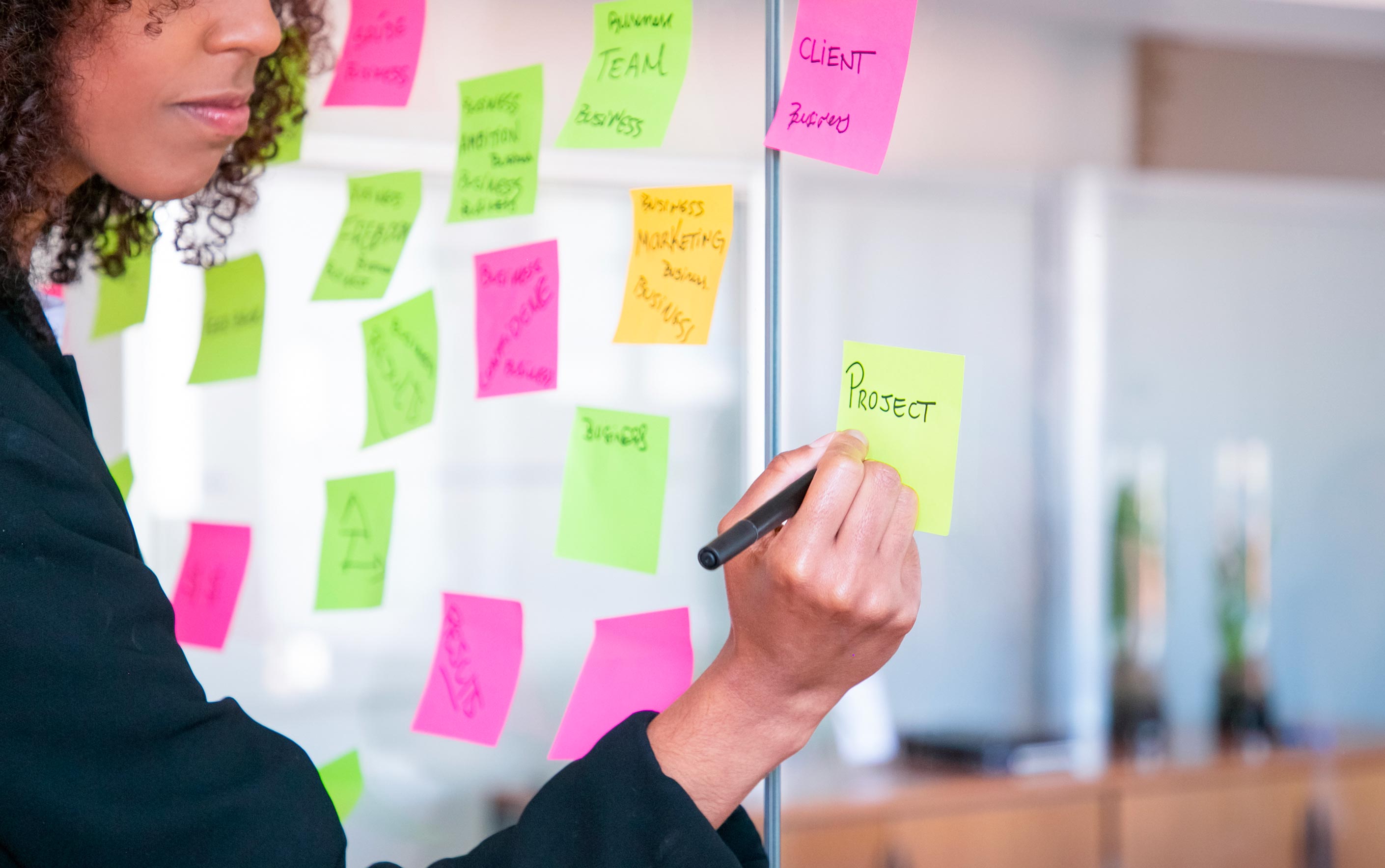 IT-service-management’ On a whiteboard with post-it notes different tasks are written down reflecting the work of teams’